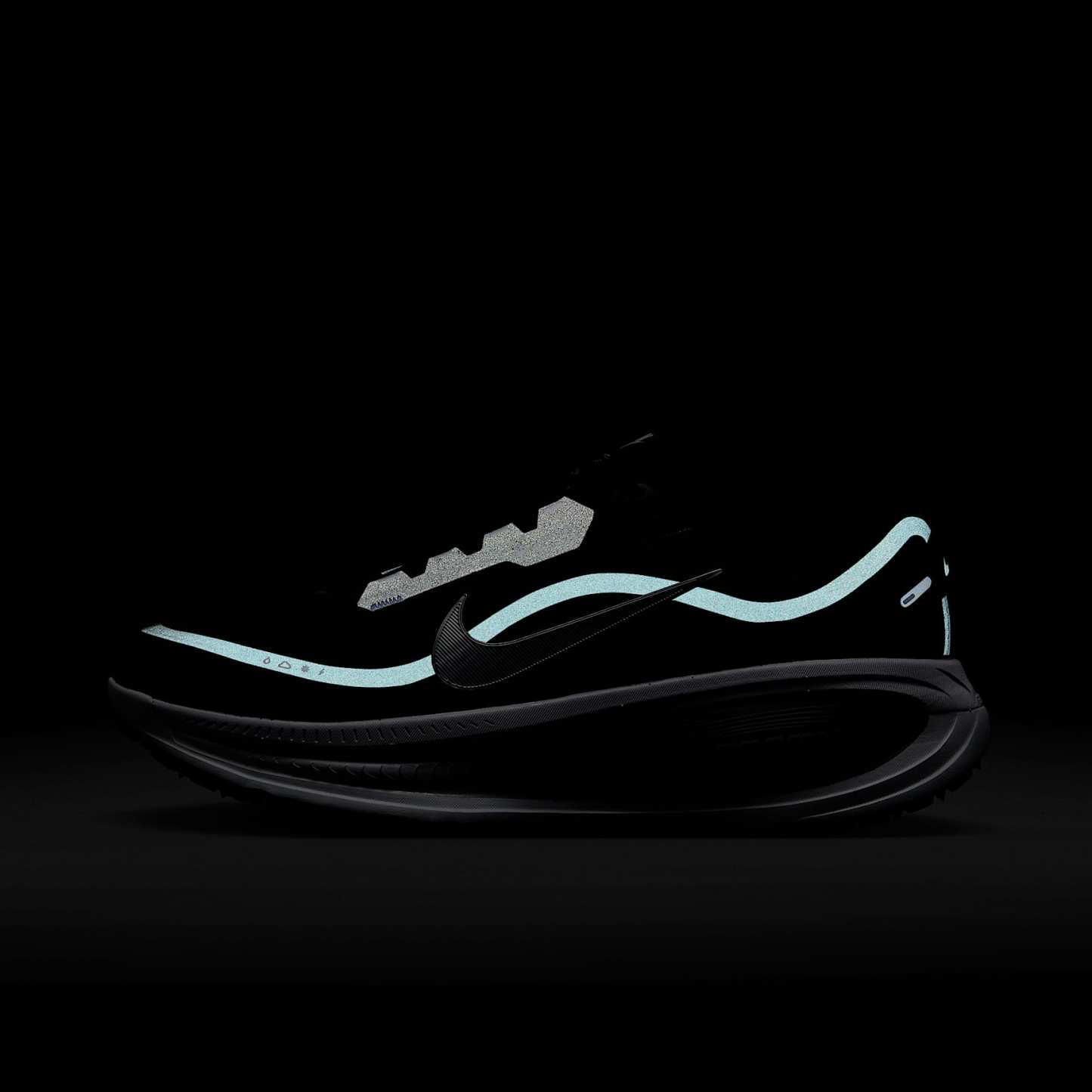 Nike Vomero 18 GORE-TEX wasserdichter Straßenlaufschuh mit reflektierenden Akzenten (Herren) – Schwarz/Anthracite/Weiß/Metallic Silver