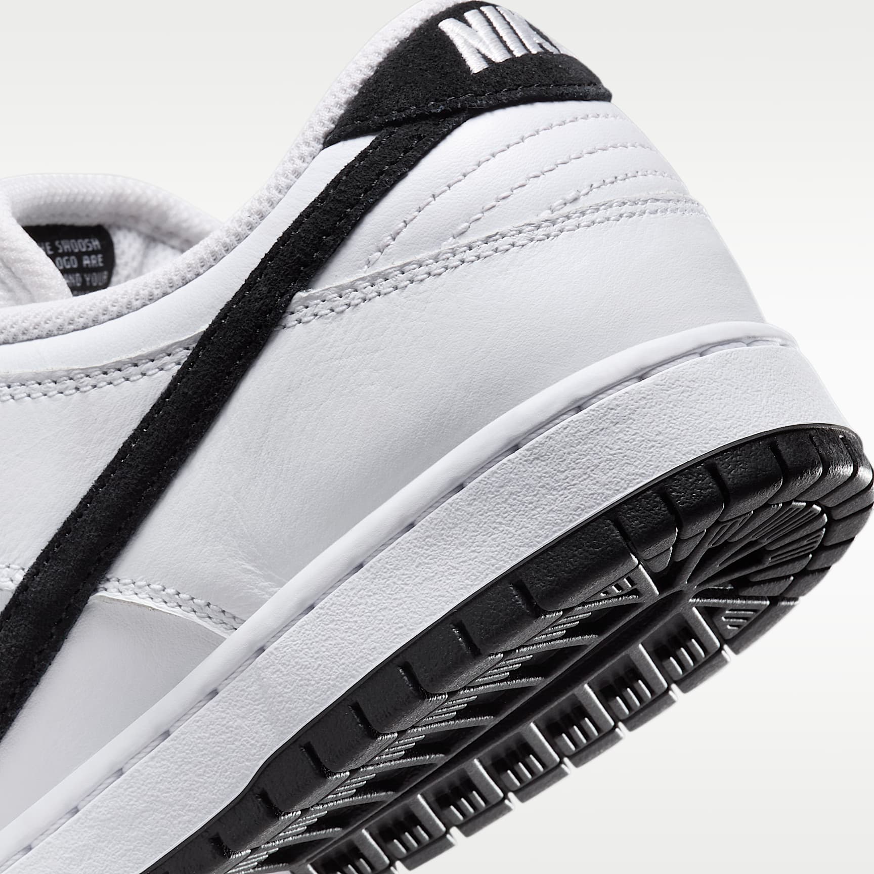Nike SB Dunk Low Pro Skateboardschuh – Weiß/Weiß/Schwarz/Schwarz