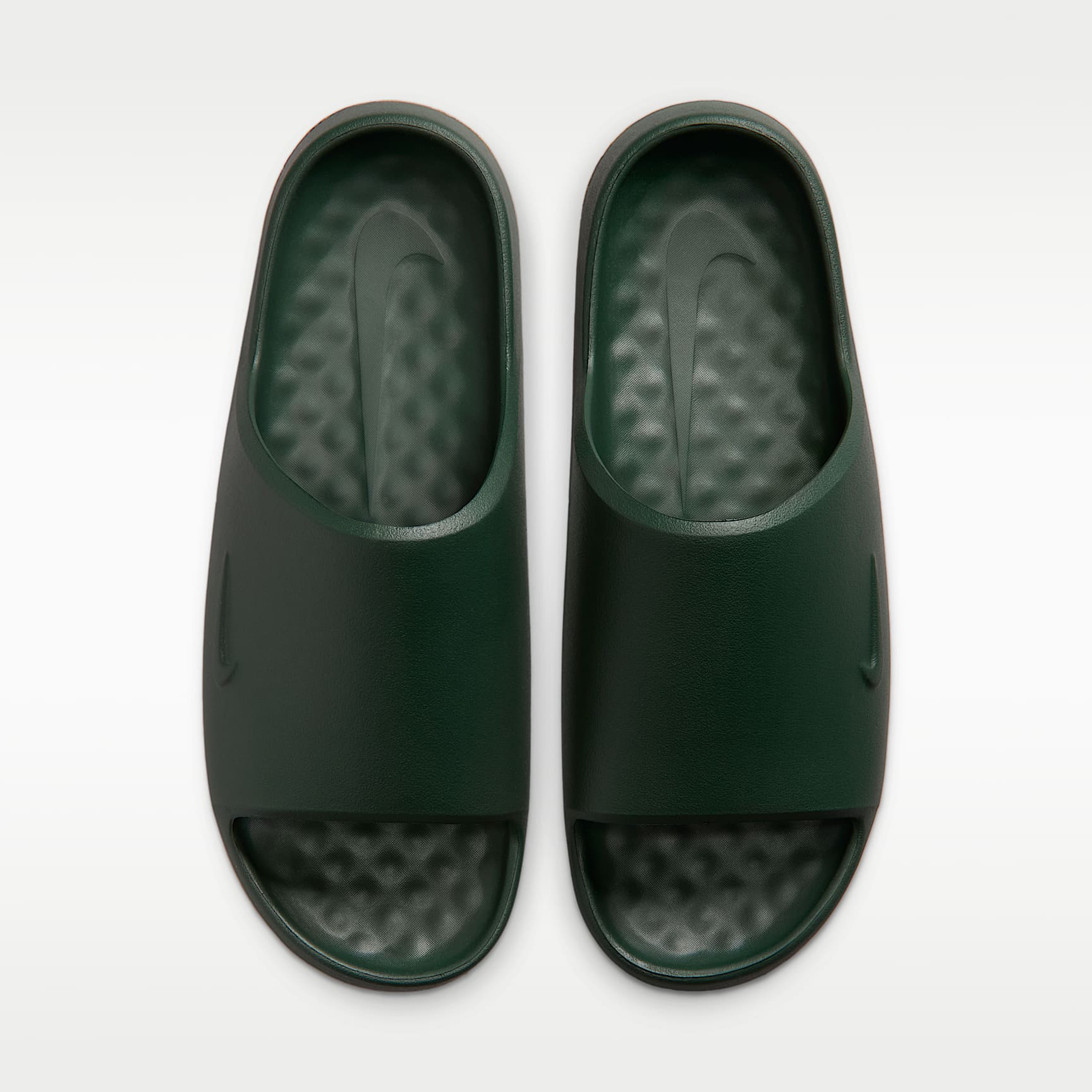 Nike Calm 2.0 Slides (Herren) – Fir/Gum Medium Brown