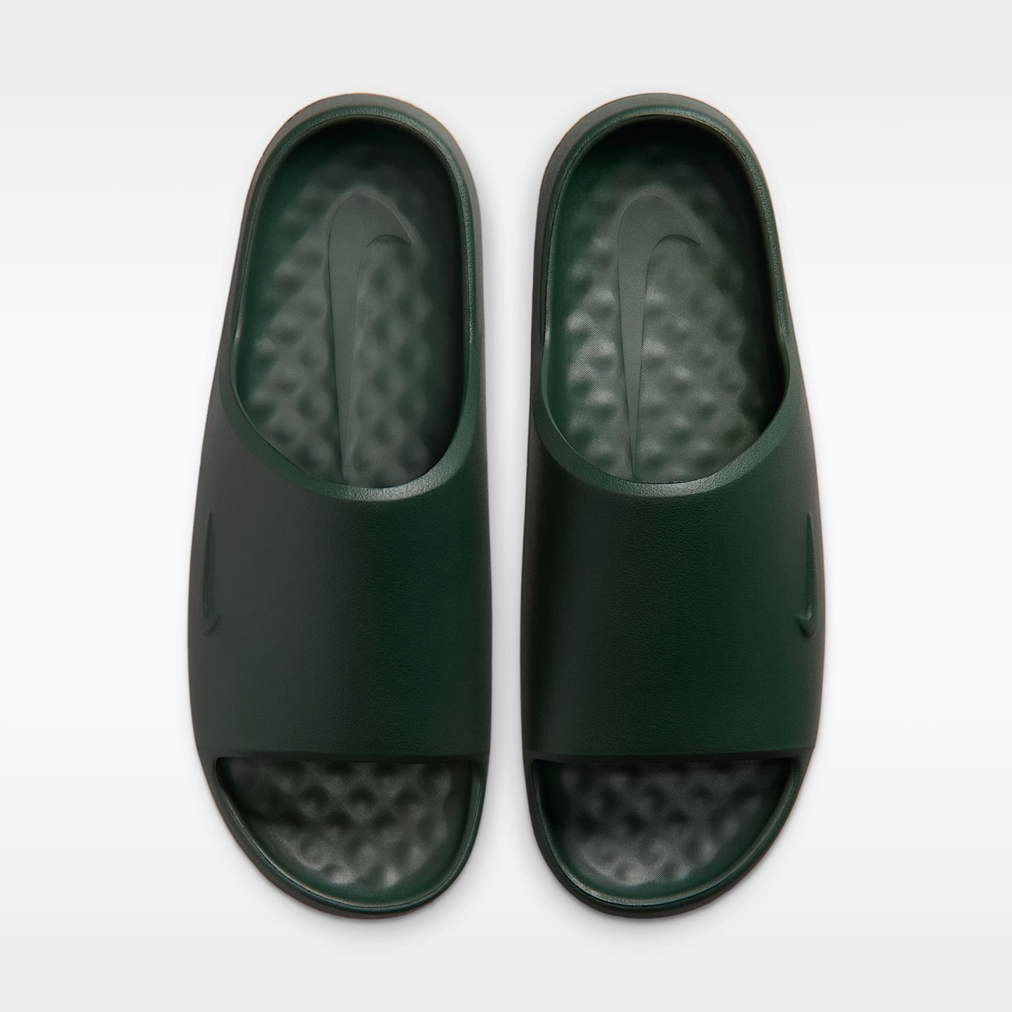 Nike Calm 2.0 Slides (Herren) – Fir/Gum Medium Brown