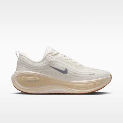 Nike Vomero Plus Straßenlaufschuh (Herren) – Sail/Coconut Milk/Light Khaki/Metallic Silver