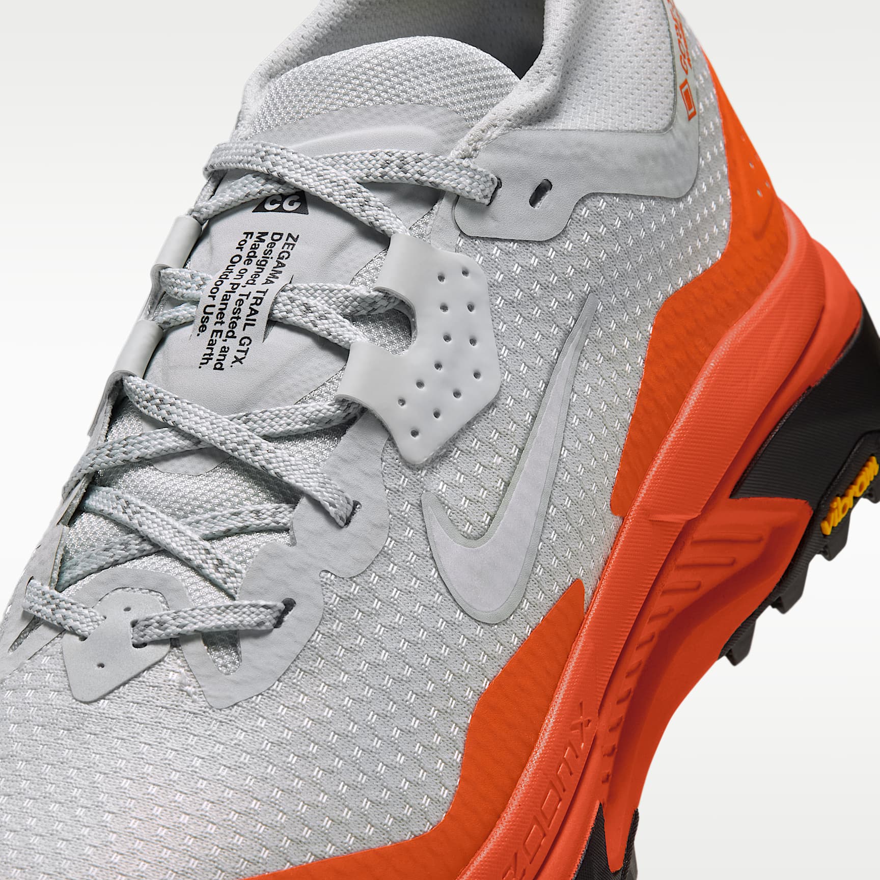 ACG Zegama Trail GORE-TEX wasserdichter Traillaufschuh (Damen) – Light Silver/Safety Orange/Schwarz/Summit White