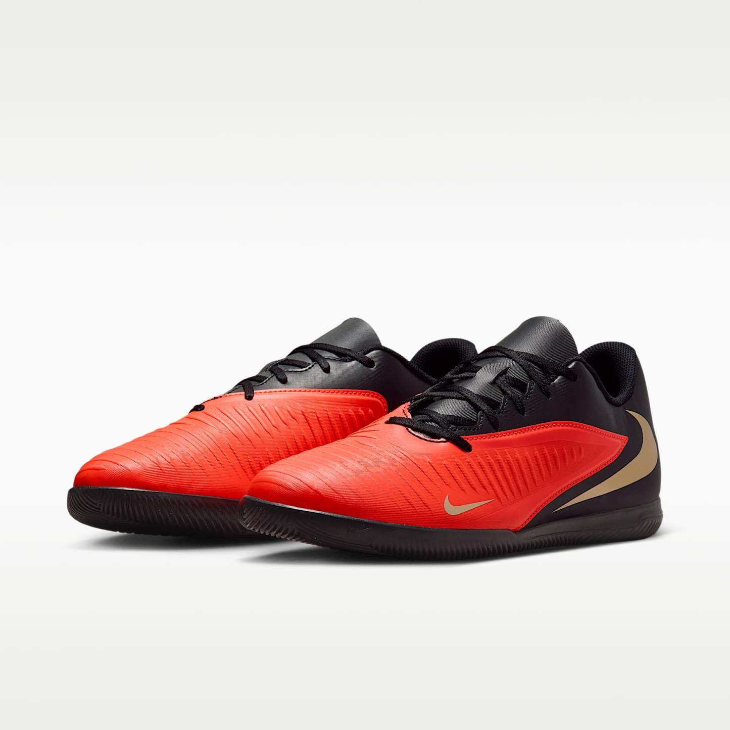 Nike Phantom 6 Low Club Fußballschuh für Hallen- und Hartplätze – Bright Crimson/Schwarz/Blur