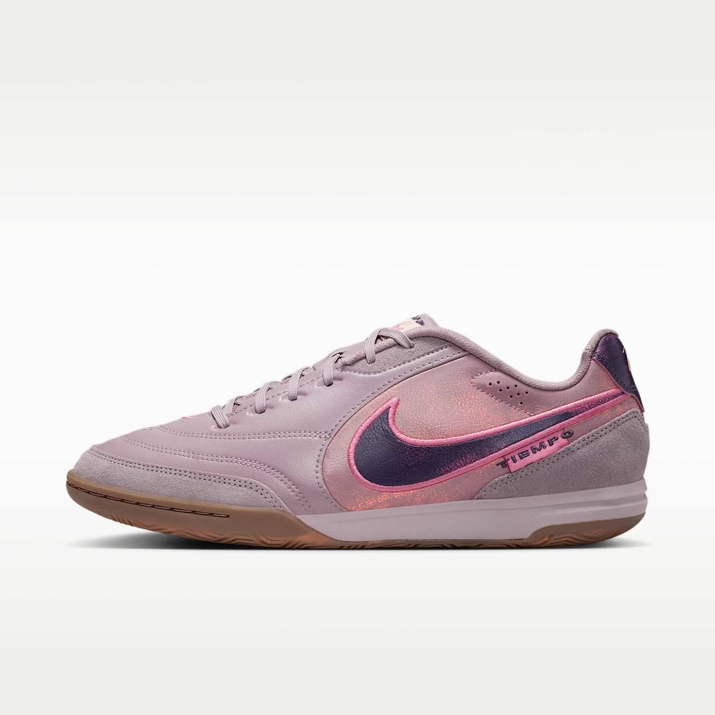 Nike Tiempo Streetgato PRM Low-Top-Fußballschuh für Hallen- und Hartplätze – Light Violet Ore/Gum Dark Brown/Peony