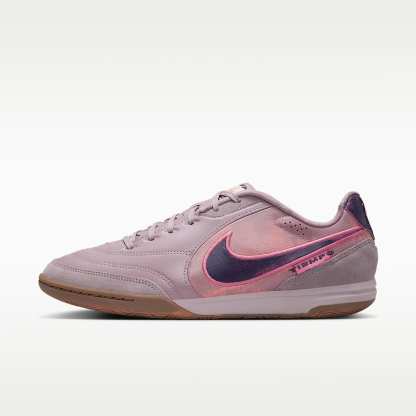 Nike Tiempo Streetgato PRM Low-Top-Fußballschuh für Hallen- und Hartplätze – Light Violet Ore/Gum Dark Brown/Peony