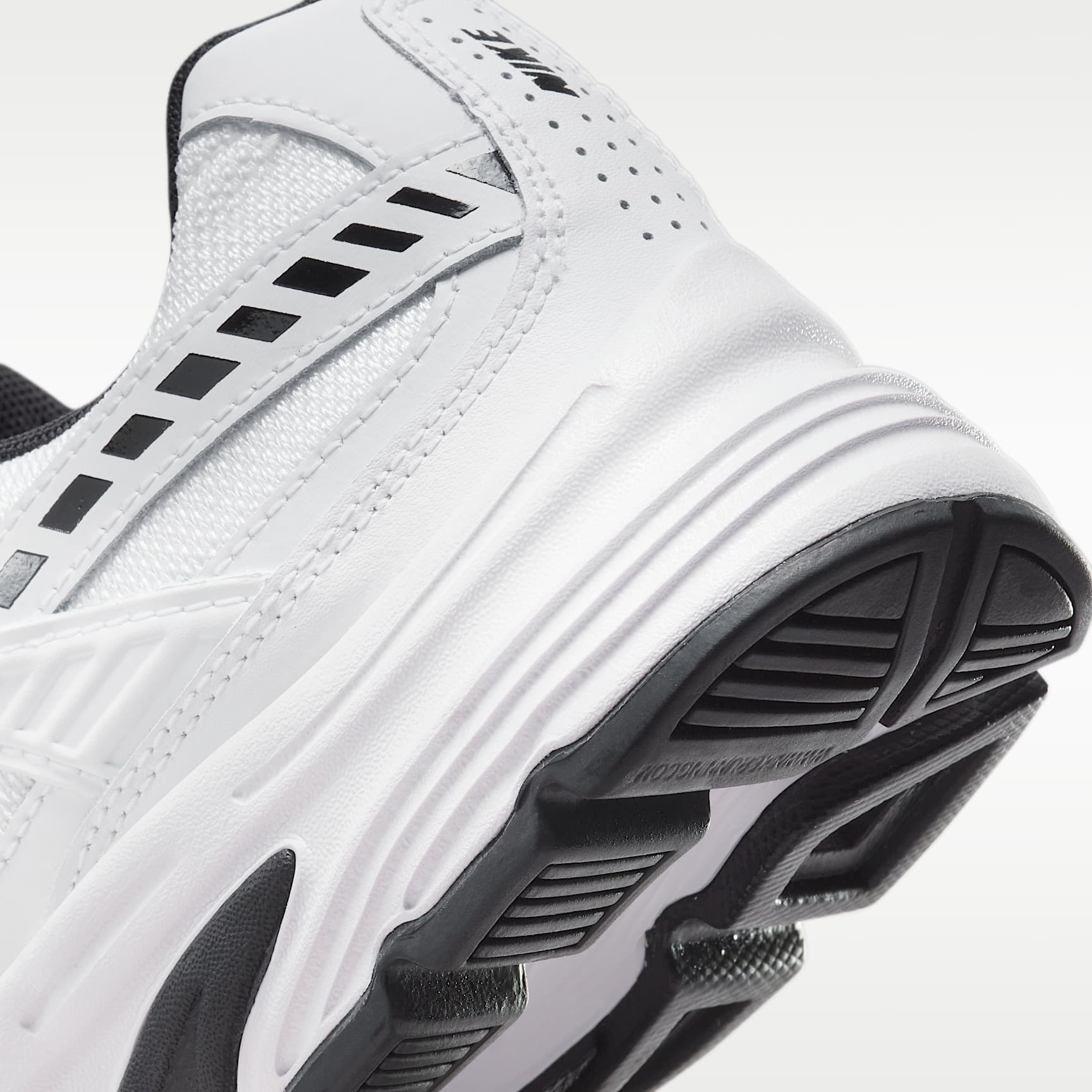 Nike Initiator Damenschuh – Weiß/Weiß/Schwarz/Metallic Silver
