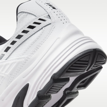 Nike Initiator Damenschuh – Weiß/Weiß/Schwarz/Metallic Silver