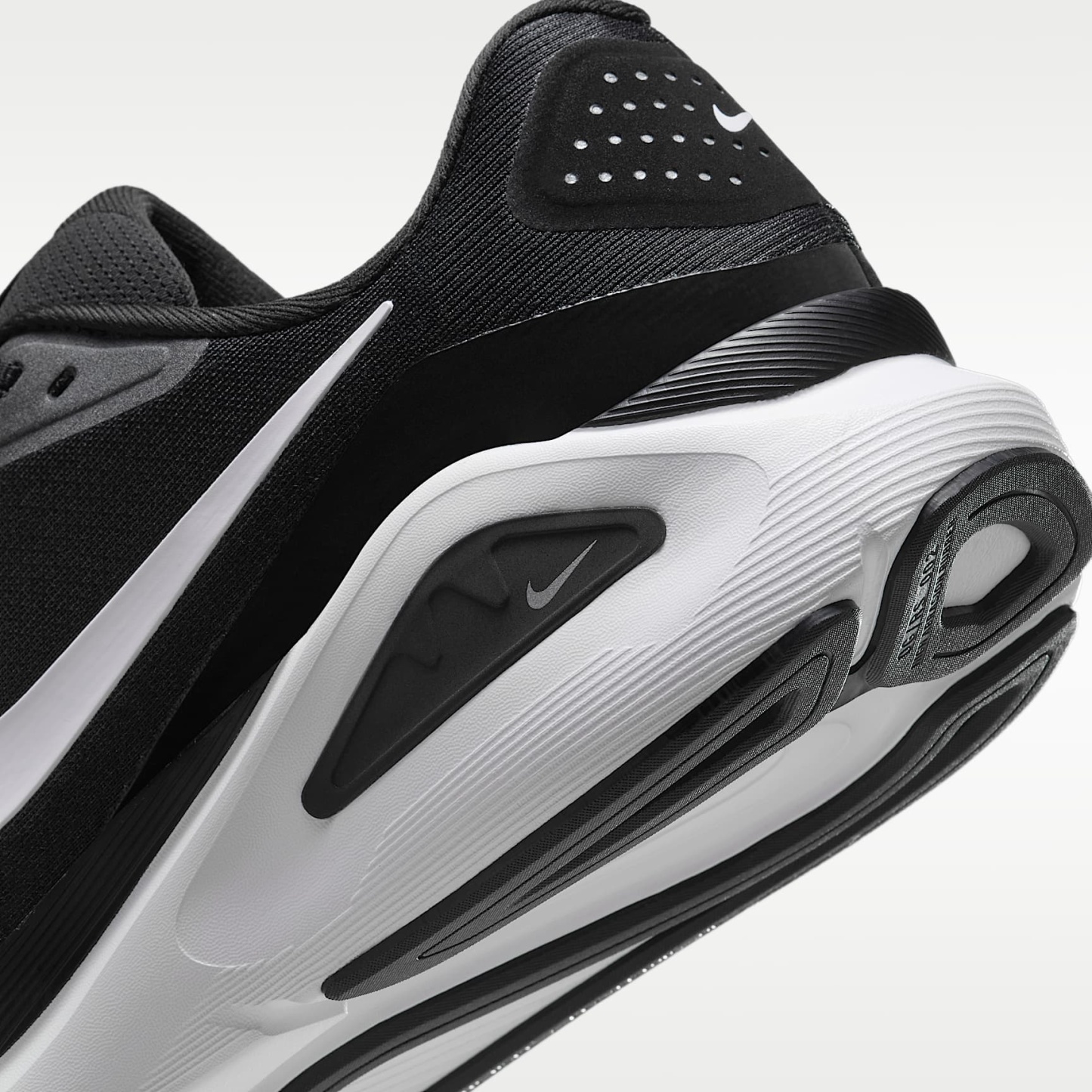 Nike Structure 26 Straßenlaufschuh (weit, Herren) – Schwarz/Wolf Grey/Metallic Silver/Weiß