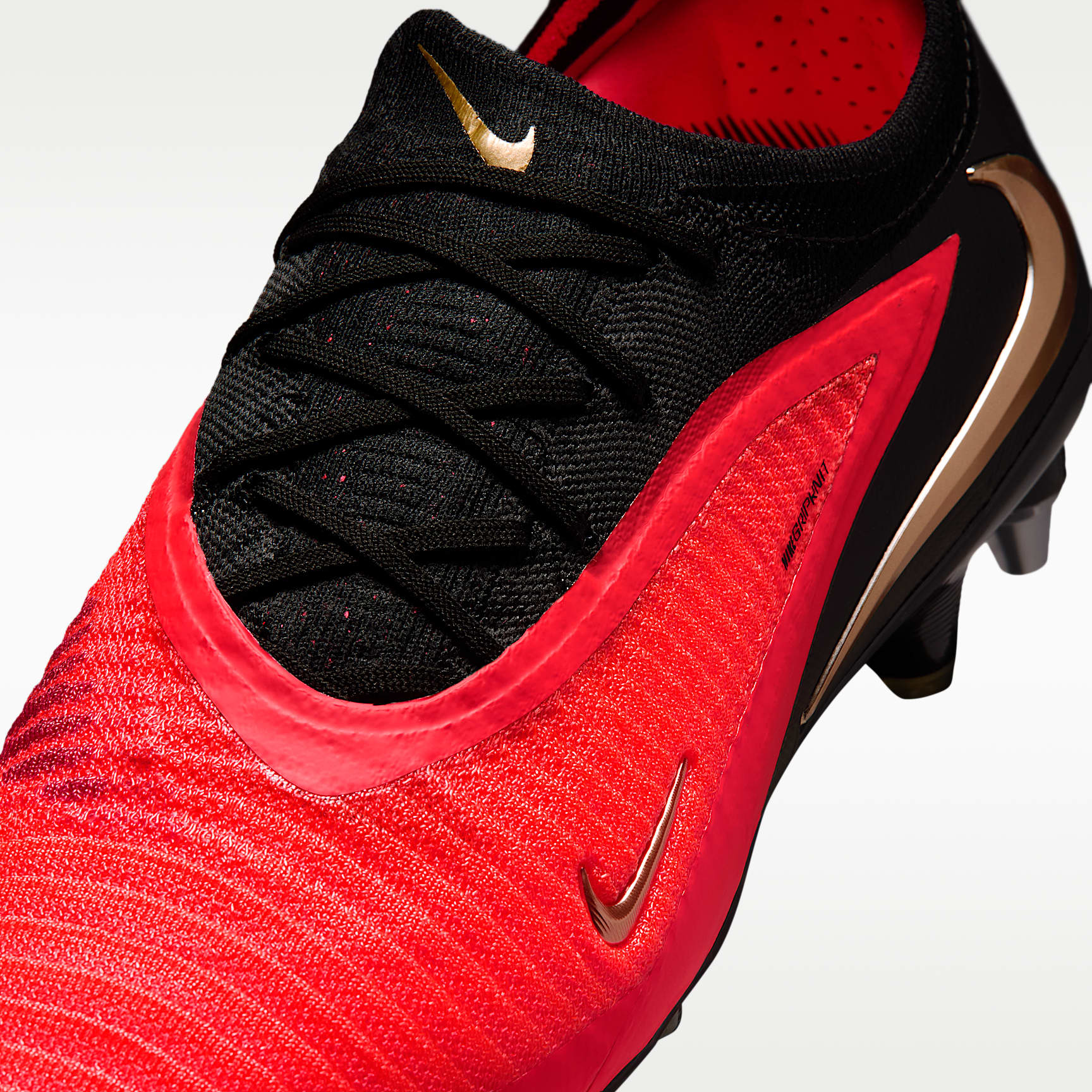 Nike Phantom 6 Low Elite Fußballschuh für weichen Rasen – Bright Crimson/Schwarz/Blur