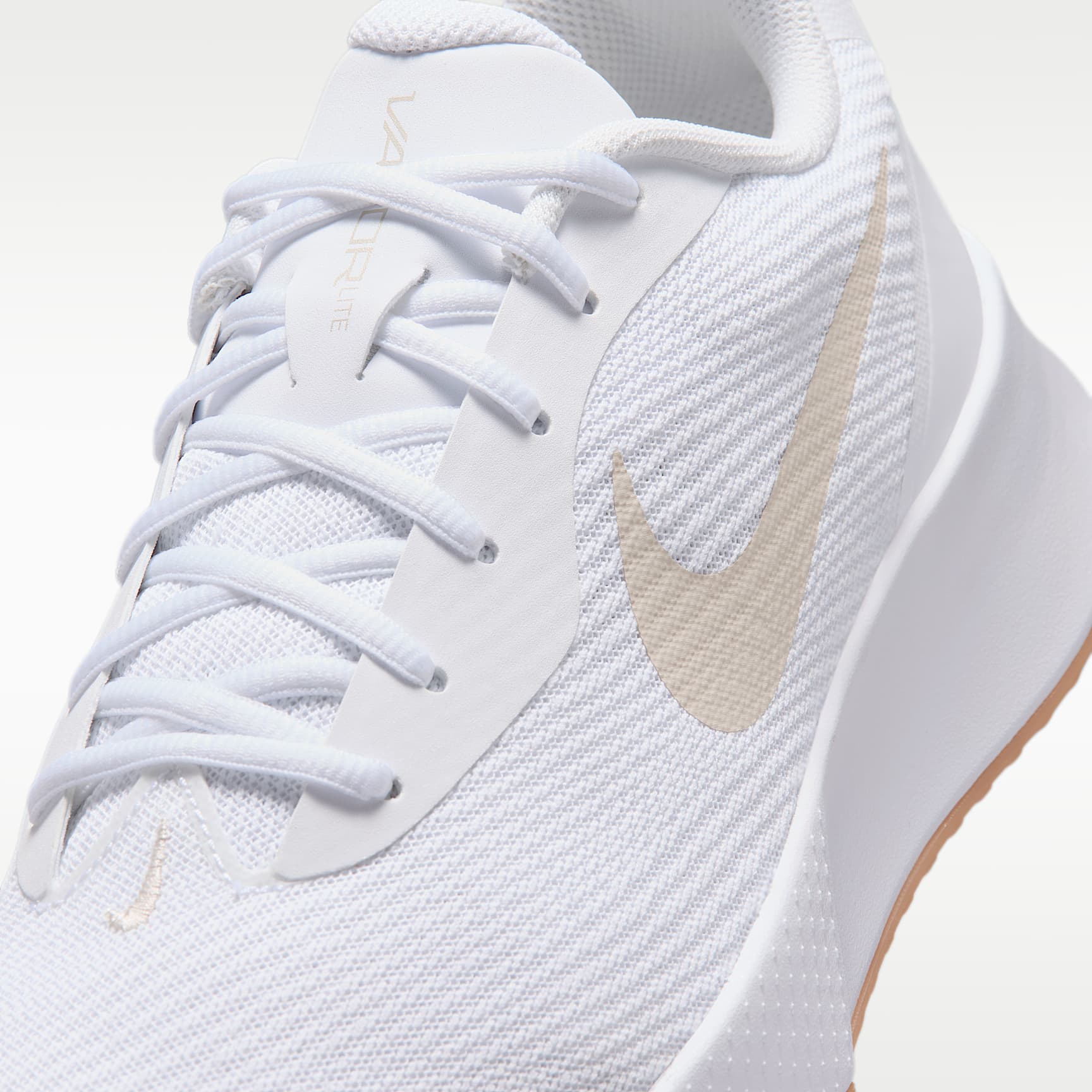 Nike Vapor Lite 3 Tennisschuh für Hartplätze (Herren) – Weiß/Summit White/Gum Yellow/Light Orewood Brown