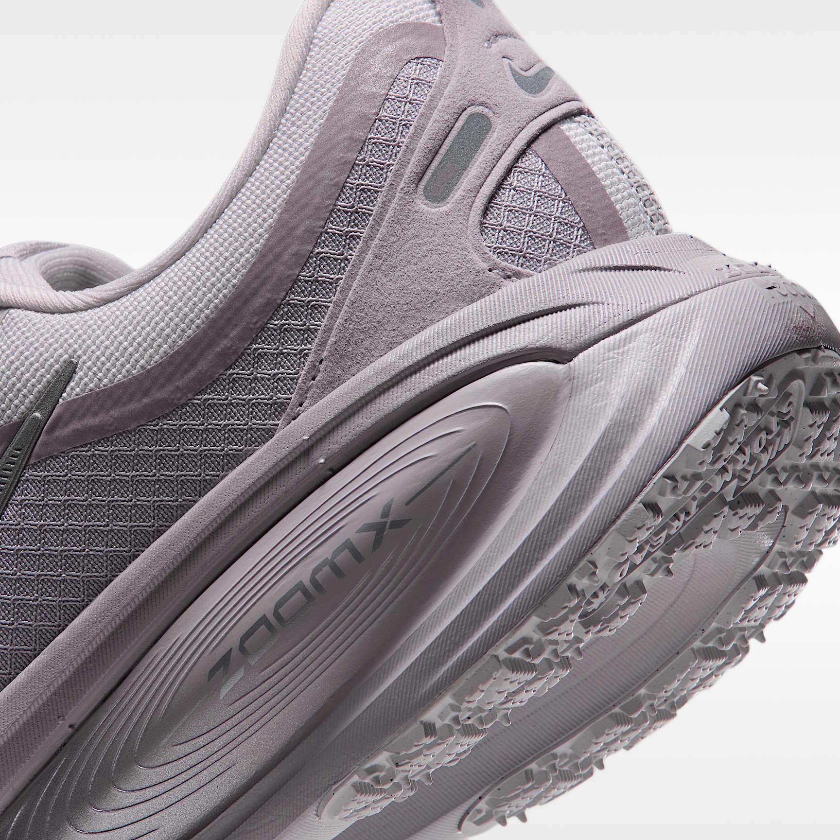 Nike Vomero 18 GORE-TEX Wasserdichter Straßenlaufschuh mit reflektierenden Designakzenten (Damen) – Vast Grey/Silver Lilac/Metallic Silver