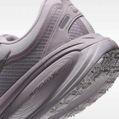 Nike Vomero 18 GORE-TEX Wasserdichter Straßenlaufschuh mit reflektierenden Designakzenten (Damen) – Vast Grey/Silver Lilac/Metallic Silver