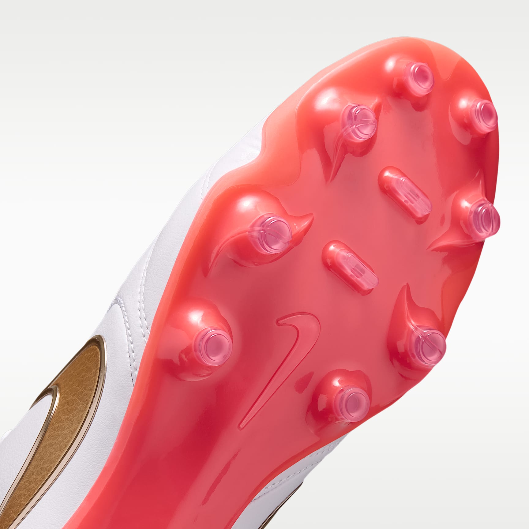Nike Tiempo Ligera Pro Low-Top-Fußballschuh für normalen Rasen – Weiß/Bright Crimson/Blur