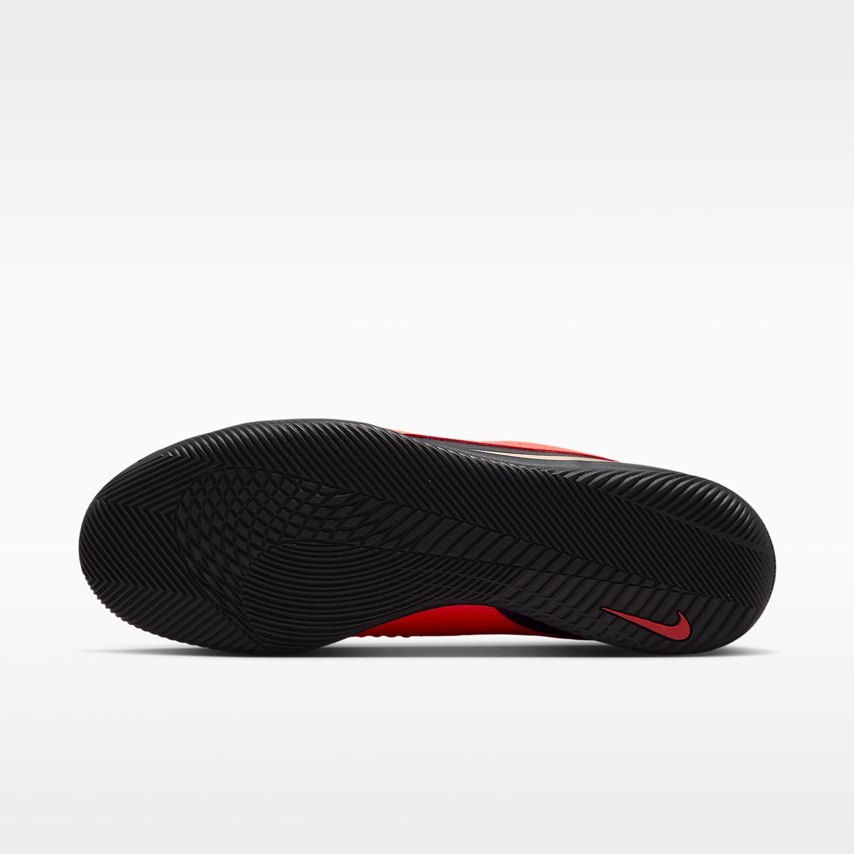 Nike Phantom 6 Low Club Fußballschuh für Hallen- und Hartplätze – Bright Crimson/Schwarz/Blur
