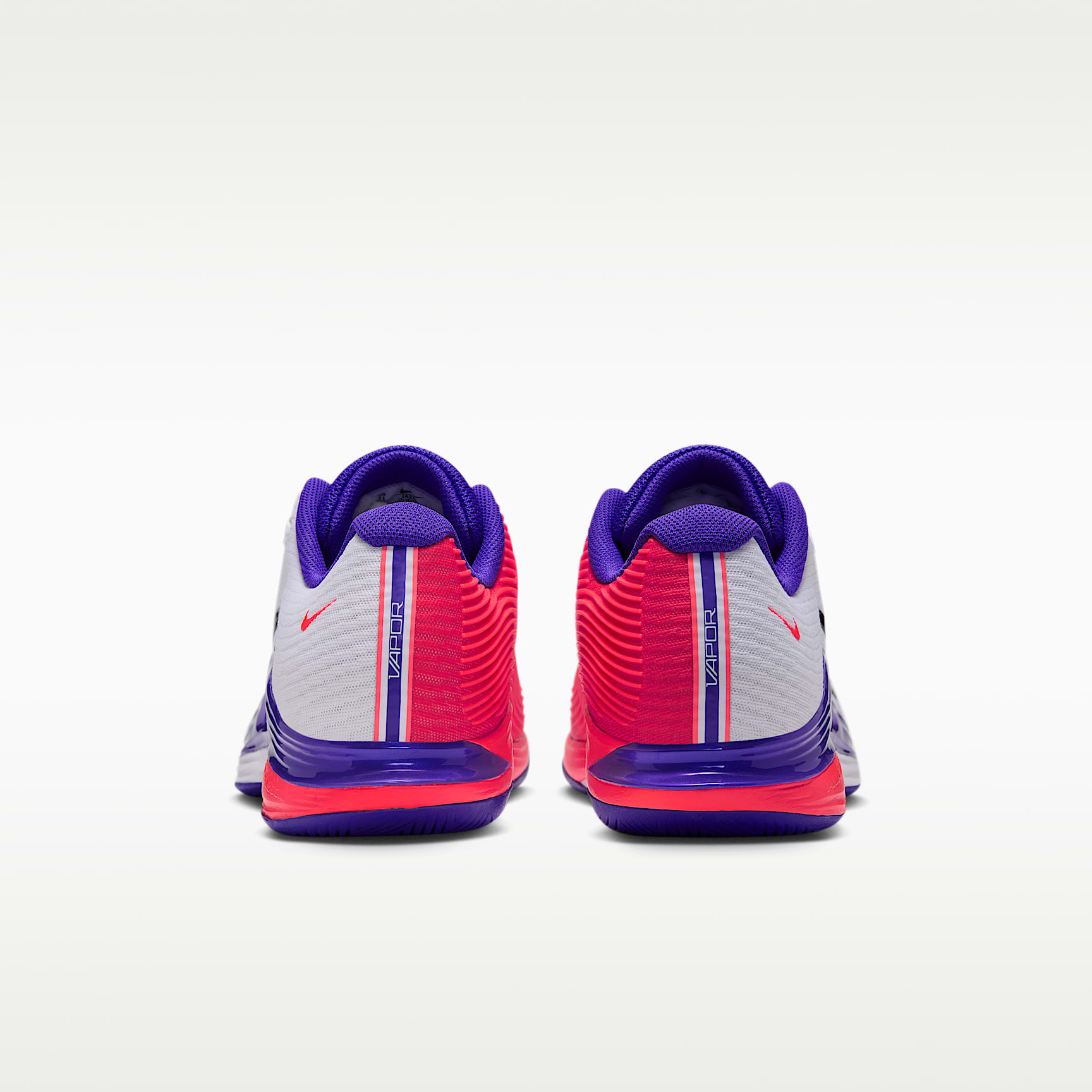 Nike Vapor 12 PRM Tennisschuh für Hartplätze (Herren) – Weiß/Dark Concord/Bright Crimson/Burgundy Ash