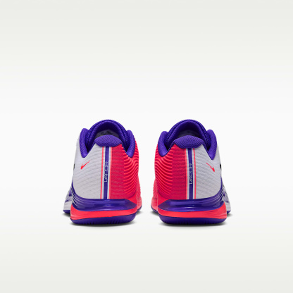 Nike Vapor 12 PRM Tennisschuh für Hartplätze (Herren) – Weiß/Dark Concord/Bright Crimson/Burgundy Ash