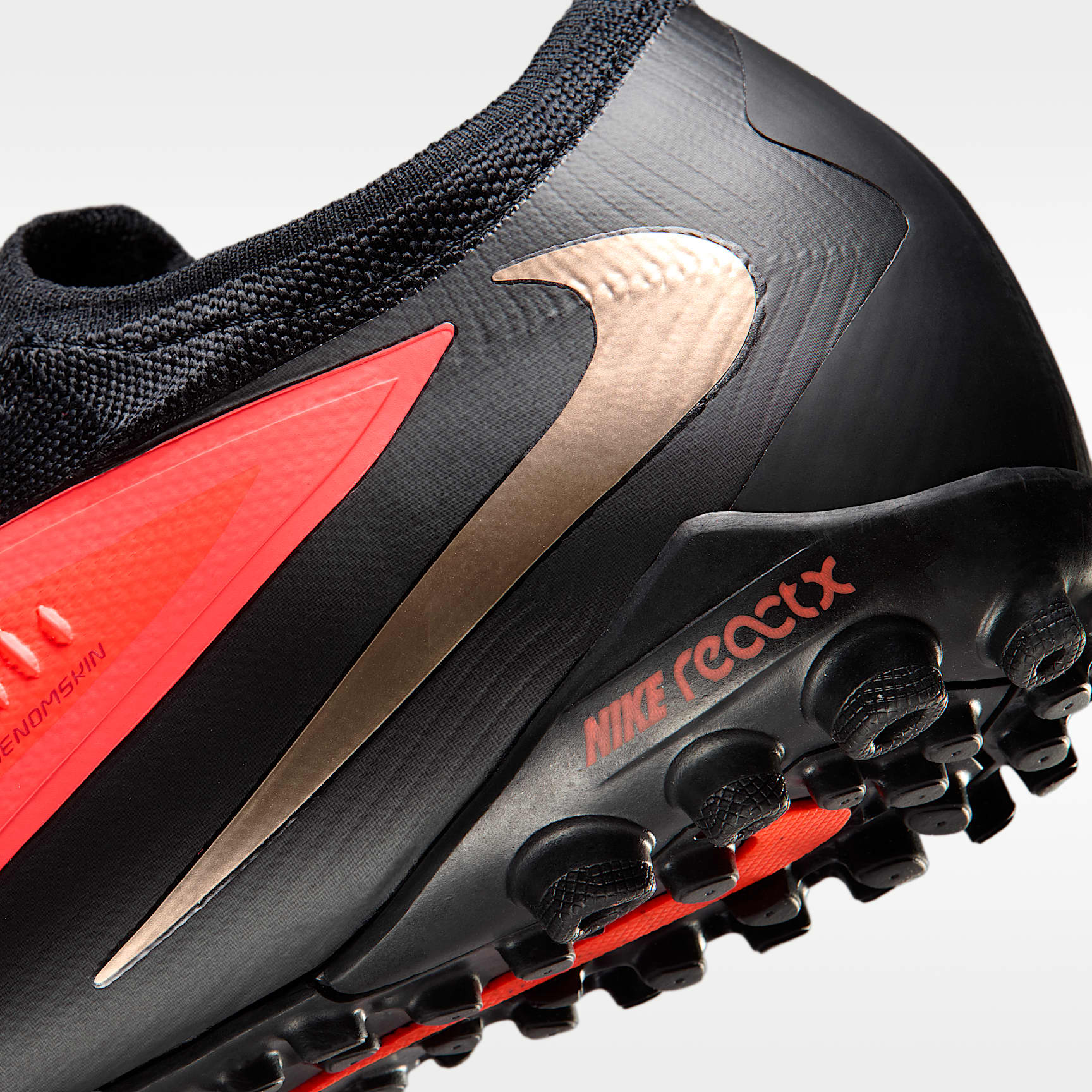 Nike Phantom 6 Low Pro Fußballschuh für Turf – Bright Crimson/Bright Crimson/Schwarz