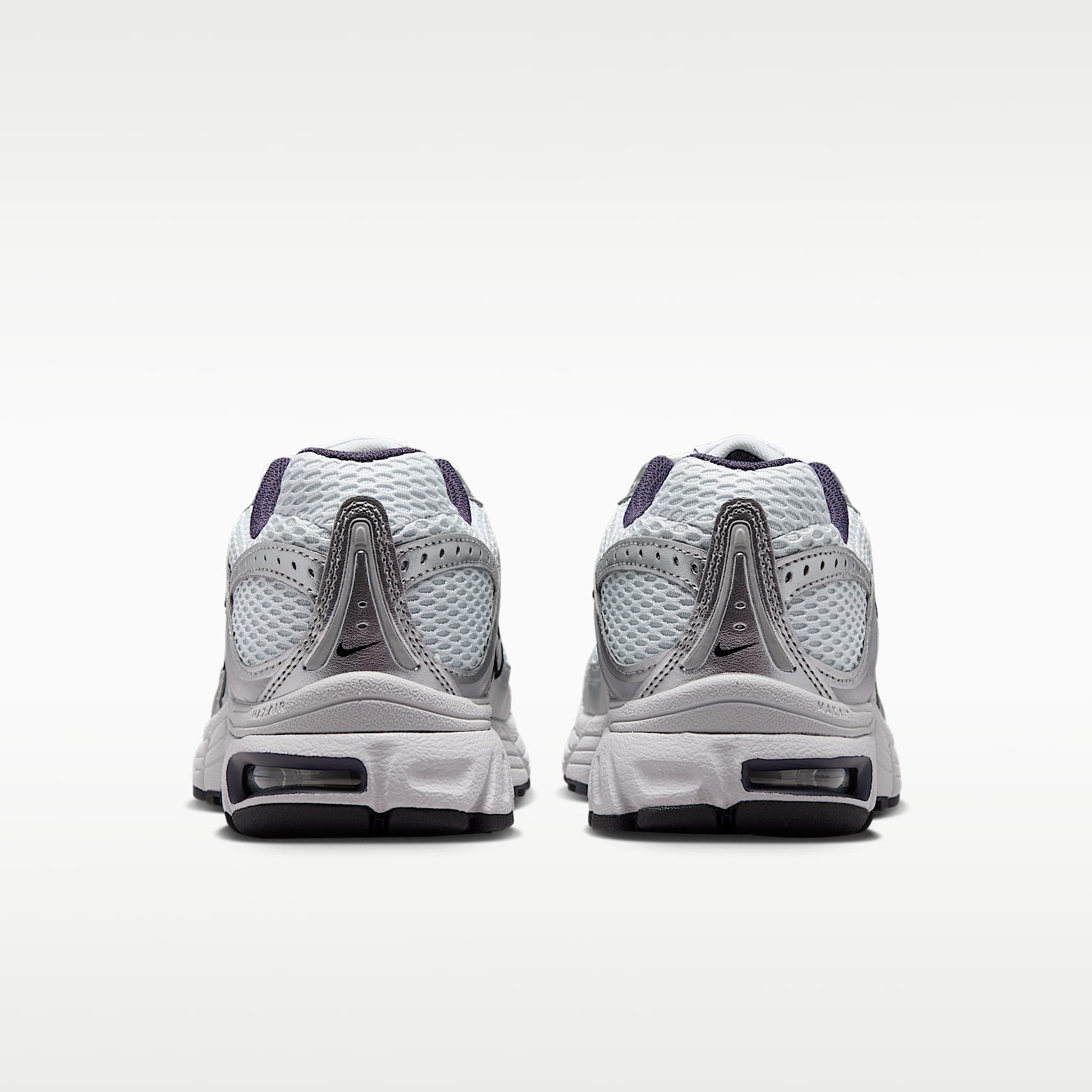 Nike Air Max Moto 2K Schuh mit reflektierenden Akzenten (Damen) – Pure Platinum/Metallic Silver/Schwarz/Gridiron