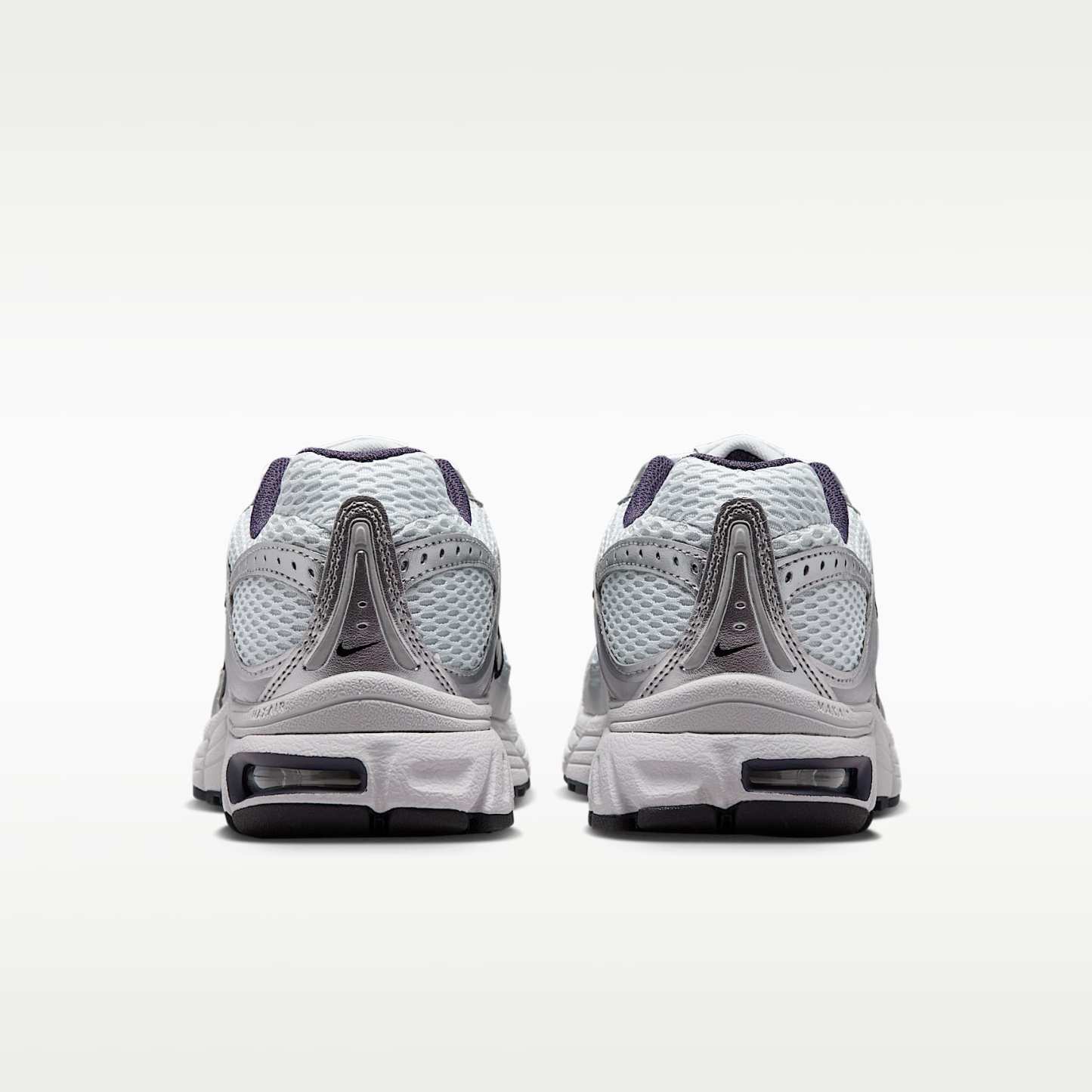 Nike Air Max Moto 2K Schuh mit reflektierenden Akzenten (Damen) – Pure Platinum/Metallic Silver/Schwarz/Gridiron
