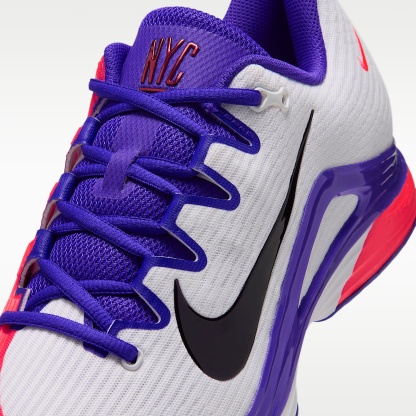 Nike Vapor 12 PRM Tennisschuh für Hartplätze (Herren) – Weiß/Dark Concord/Bright Crimson/Burgundy Ash