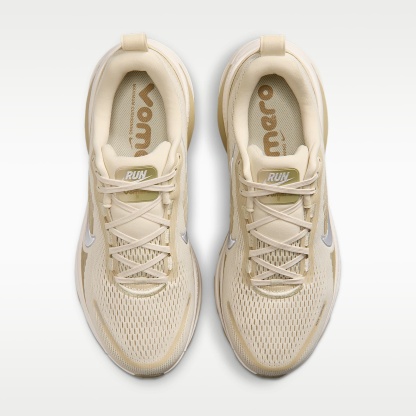 Nike Vomero 18 Straßenlaufschuh (Herren) – Light Khaki/Desert Khaki/Sail/Metallic Silver