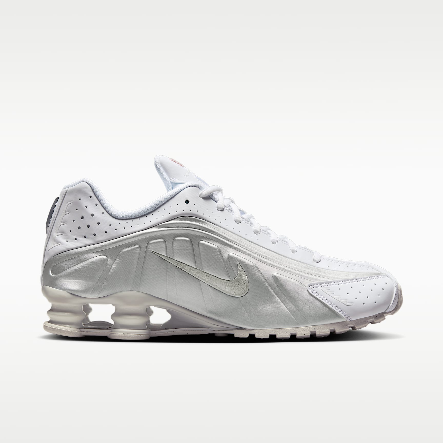 Nike Shox R4 Schuh (Herren) – Weiß/Weiß/Bright Crimson/Metallic Silver
