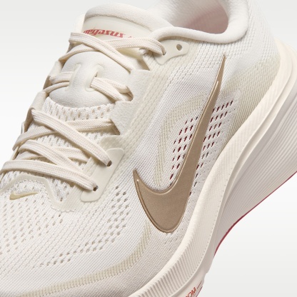 Nike Pegasus 42 Straßenlaufschuh (Damen) – Phantom/Chalk/Sail/Metallic Gold Grain