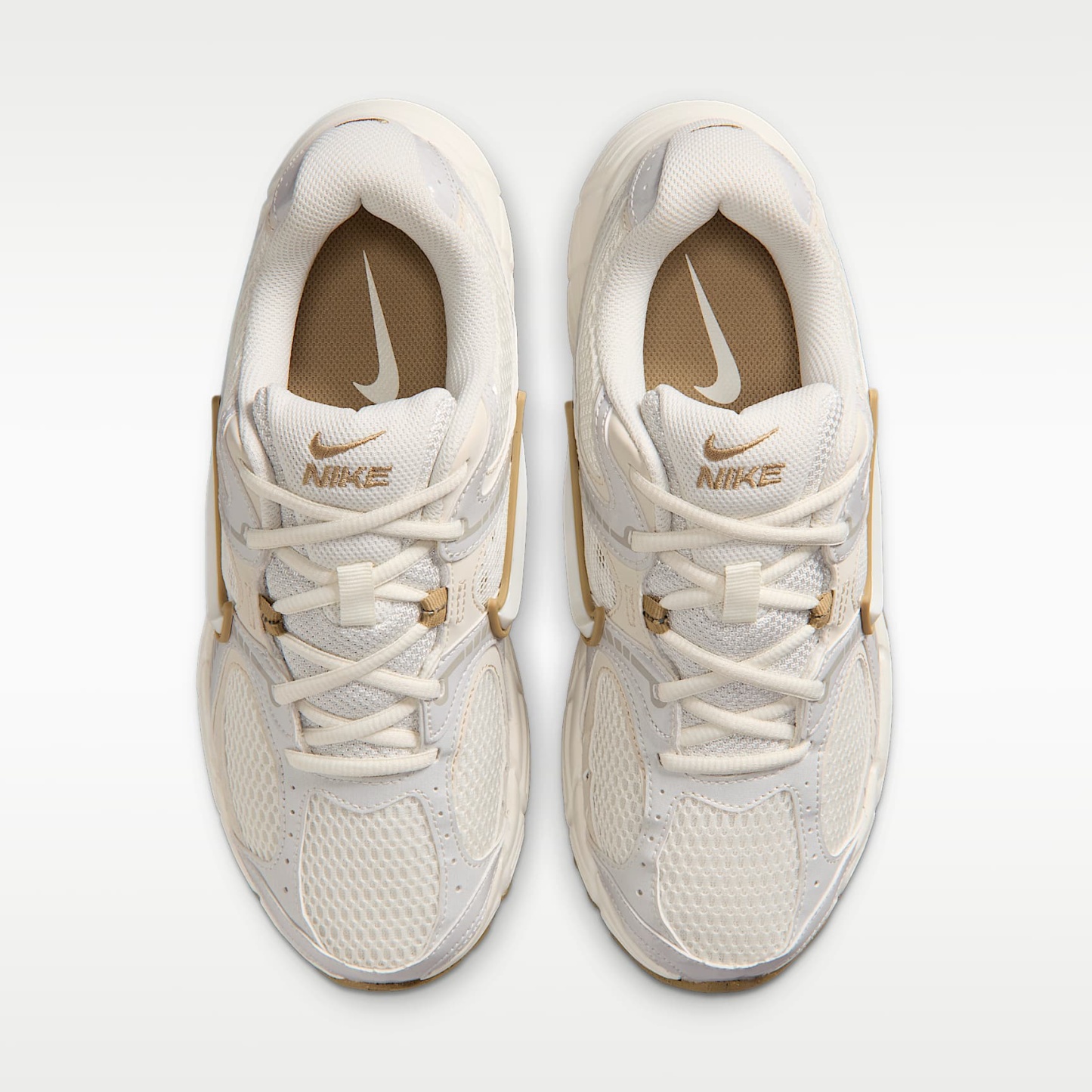 Nike V5 RNR Schuh mit reflektierenden Akzenten (Damen) – Sail/Parachute Beige/Light Orewood Brown/Sail
