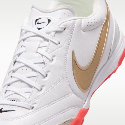 Nike Tiempo Ligera Pro Low-Top-Fußballschuh für Turf – Weiß/Bright Crimson/Blur