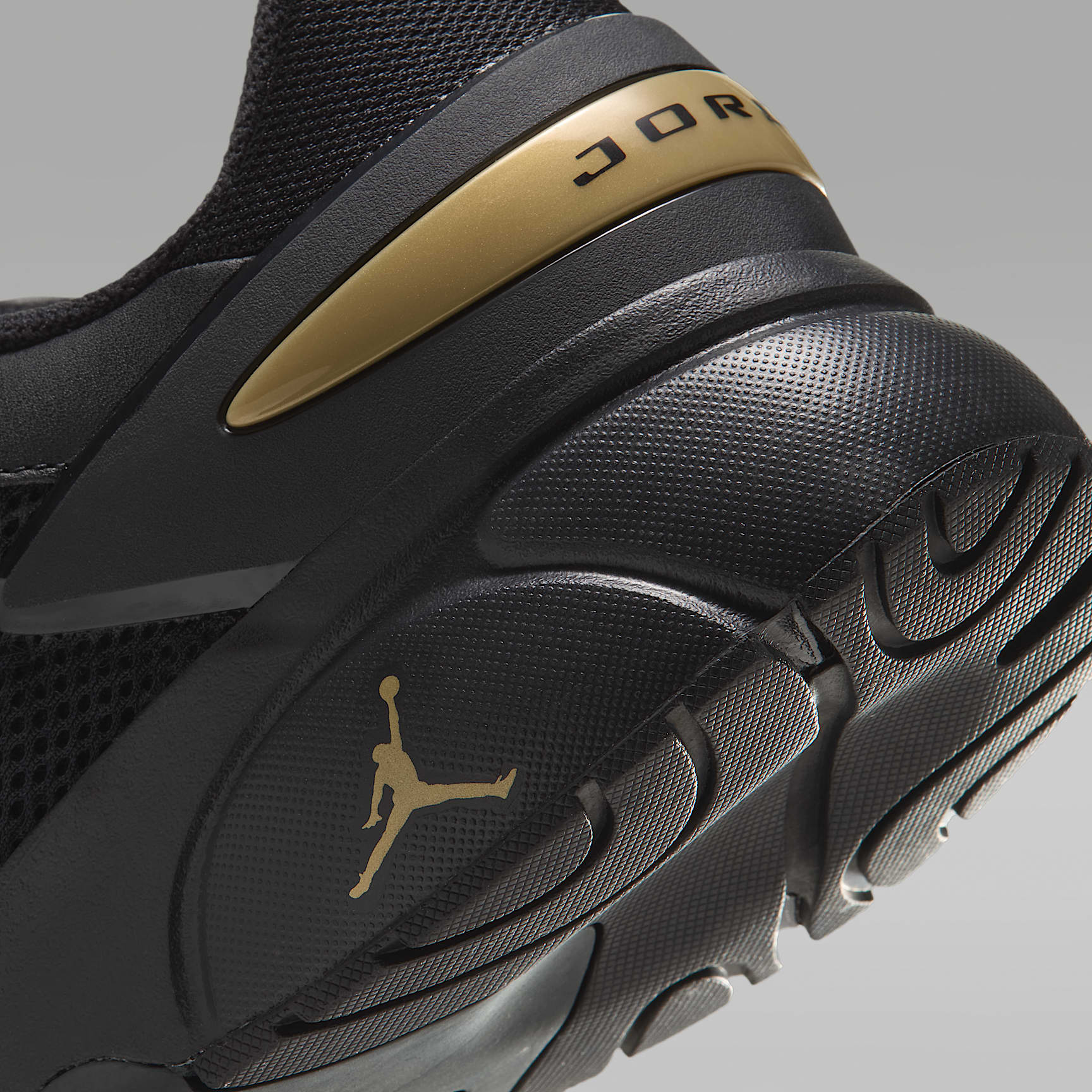 Jordan Trunner Flow Schuhe (Herren) – Schwarz/Metallic Gold/Dark Smoke Grey