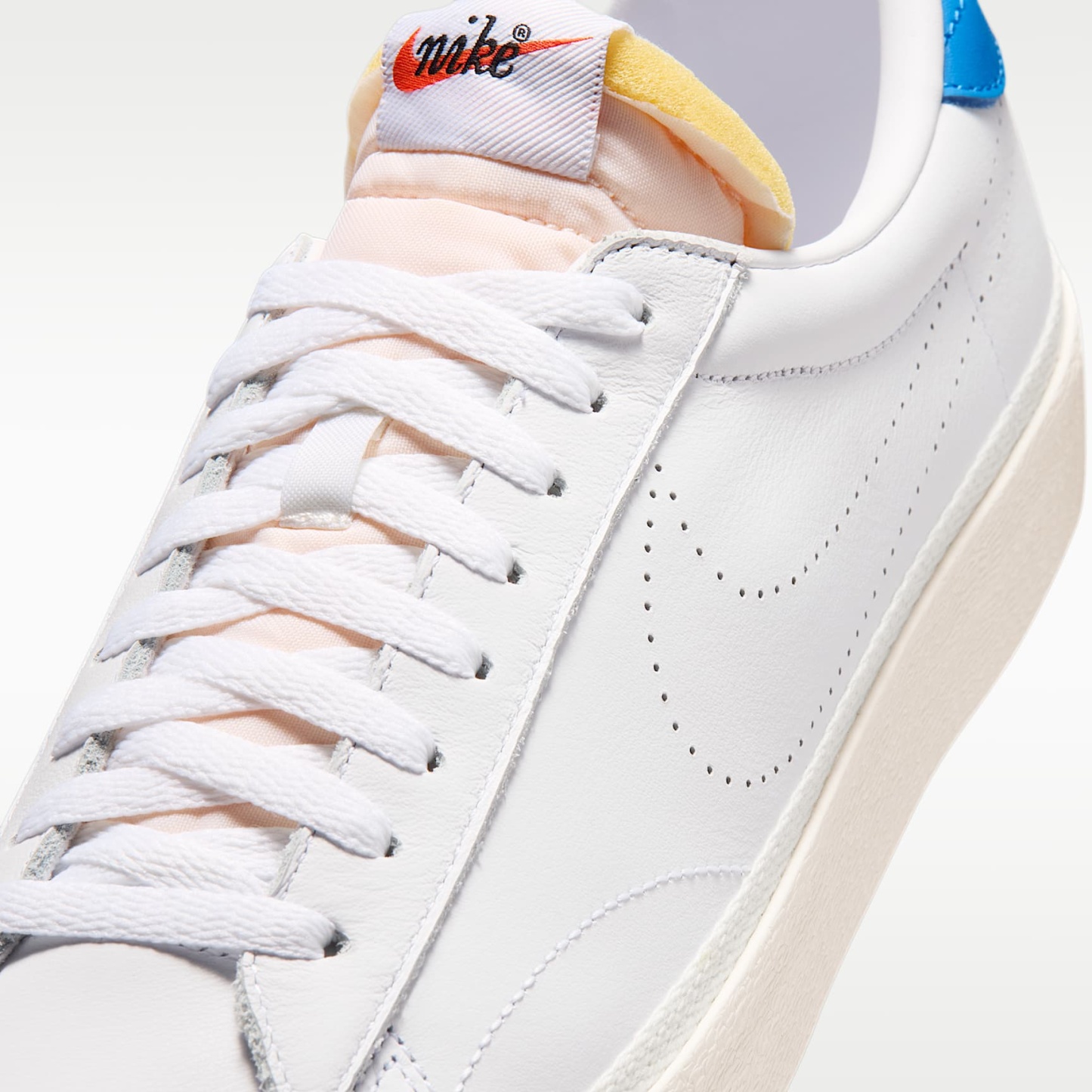 Nike Tennis Classic Schuh (Herren) – Weiß/Light Photo Blue/Team Orange/Weiß