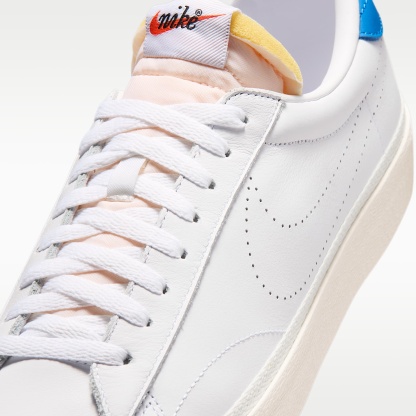 Nike Tennis Classic Schuh (Herren) – Weiß/Light Photo Blue/Team Orange/Weiß