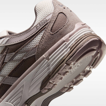 Nike P-6000 Schuh (Damen) – Summit White/Cave Stone/College Grey/Platinum Violet