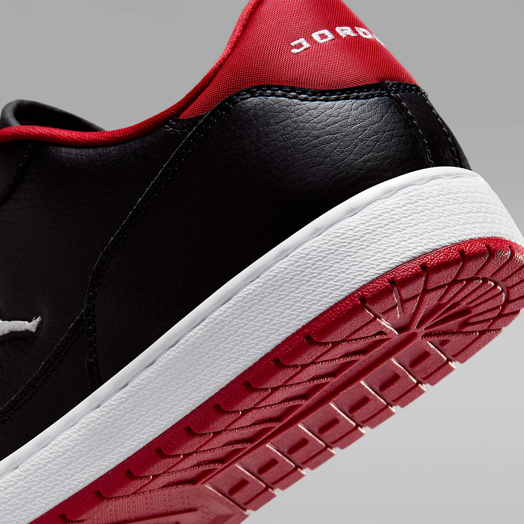 Jordan Court Connect Low Herrenschuhe – Schwarz/Gym Red/Weiß