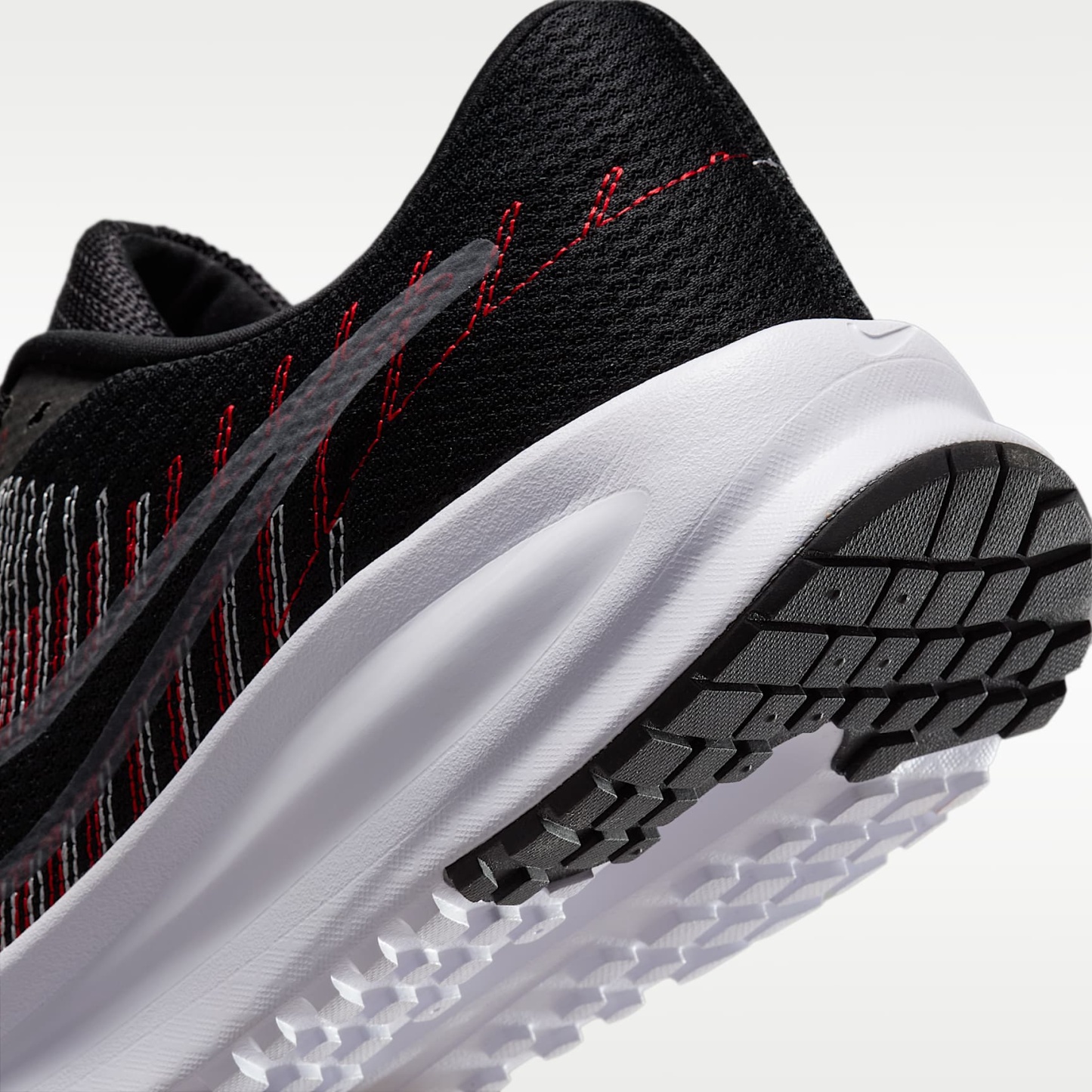 Nike Run Defy Straßenlaufschuh (Herren) – Schwarz/University Red/Weiß/Cool Grey