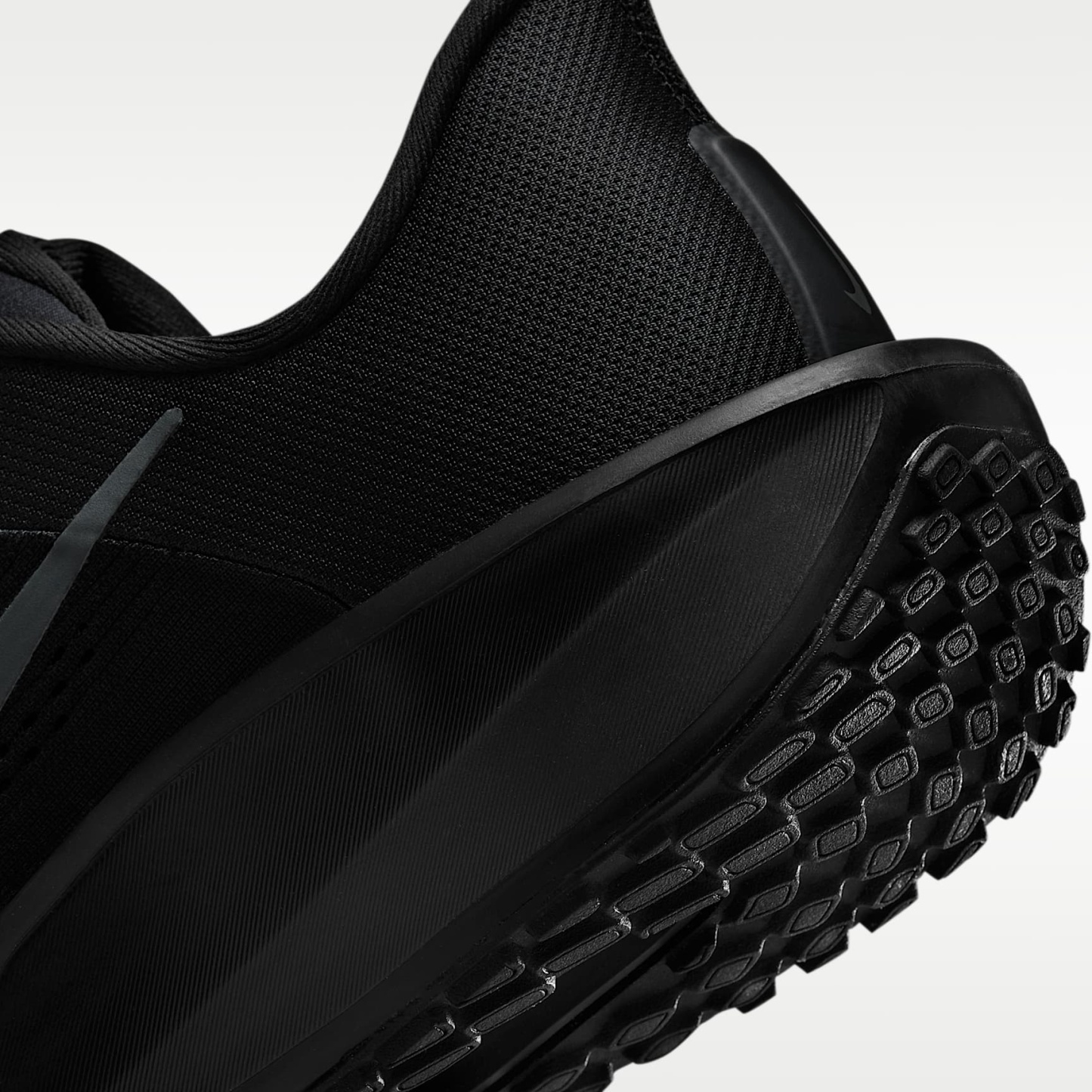 Nike Quest 6 Straßenlaufschuh (Herren) – Schwarz/Dark Smoke Grey