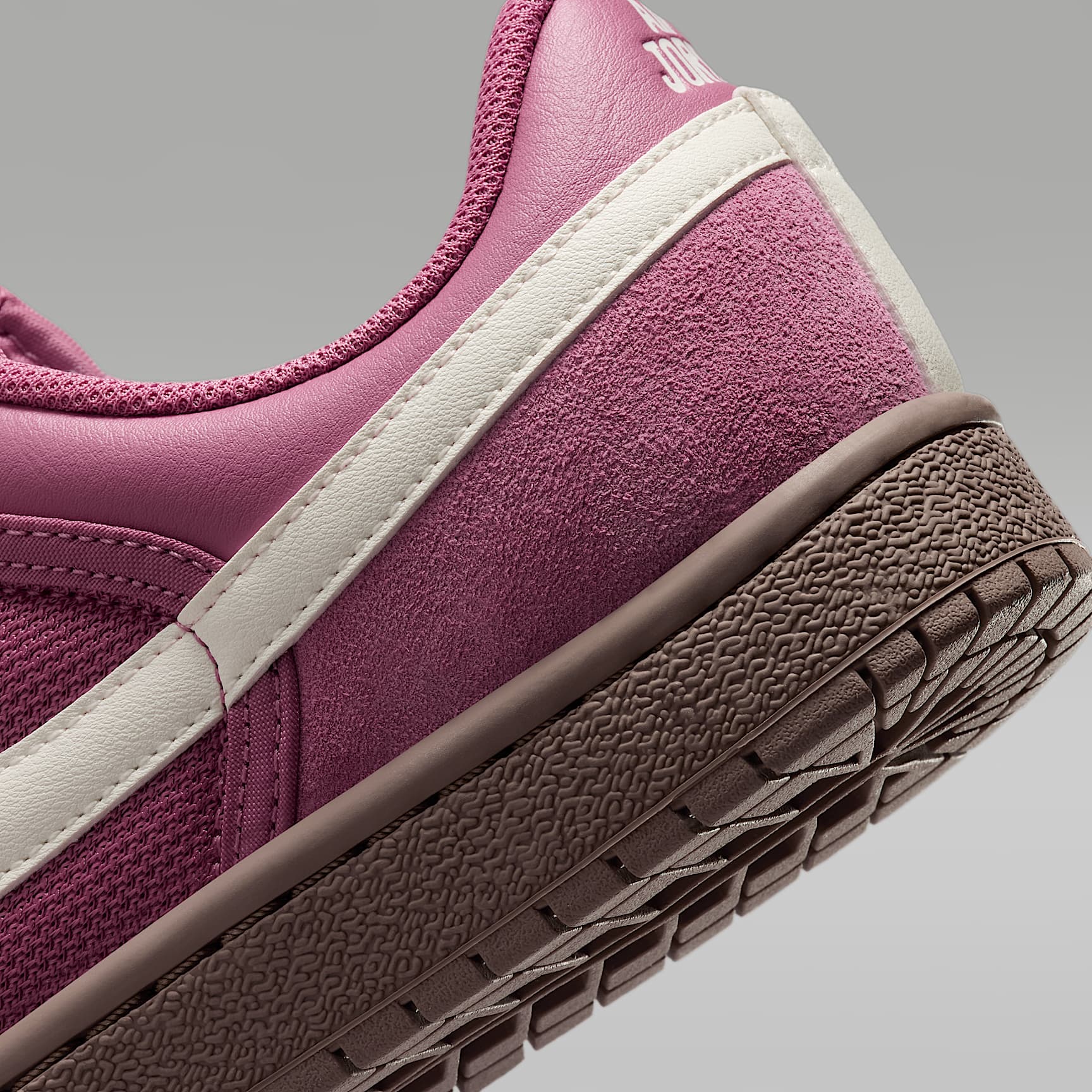 Air Jordan Skyline Low Damenschuh – Desert Berry/Schwarz/Gum Medium Brown/Sail