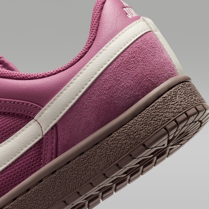 Air Jordan Skyline Low Damenschuh – Desert Berry/Schwarz/Gum Medium Brown/Sail