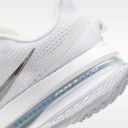 Nike Pegasus Premium Straßenlaufschuh (Damen) – Weiß/Metallic Silver/Metallic Silver
