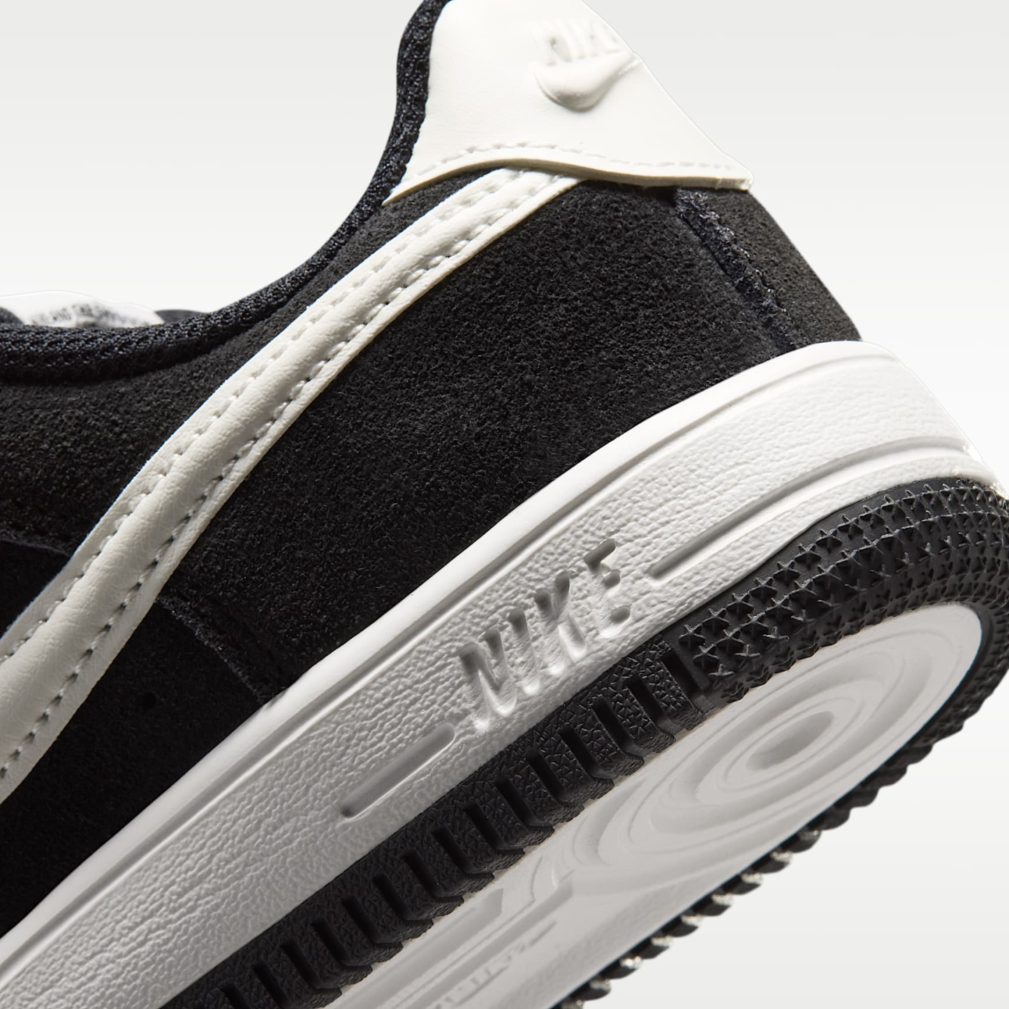 Nike Force 1 Low Schuh (jüngere Kinder) – Schwarz/Sail