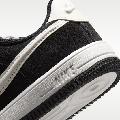 Nike Force 1 Low Schuh (jüngere Kinder) – Schwarz/Sail