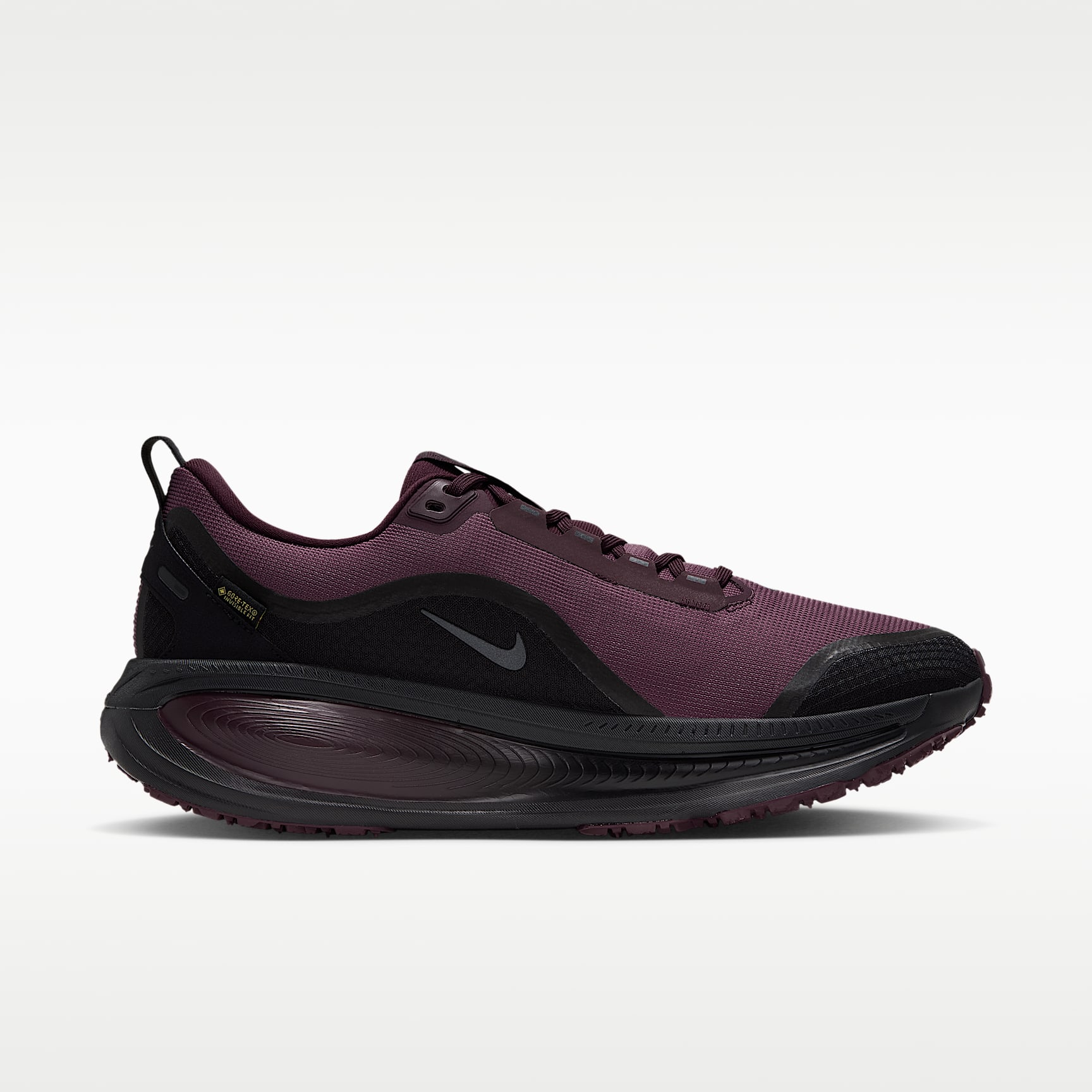 Nike Vomero 18 GORE-TEX wasserdichter Straßenlaufschuh mit reflektierenden Akzenten (Herren) – Burgundy Crush/Burgundy Crush/Schwarz