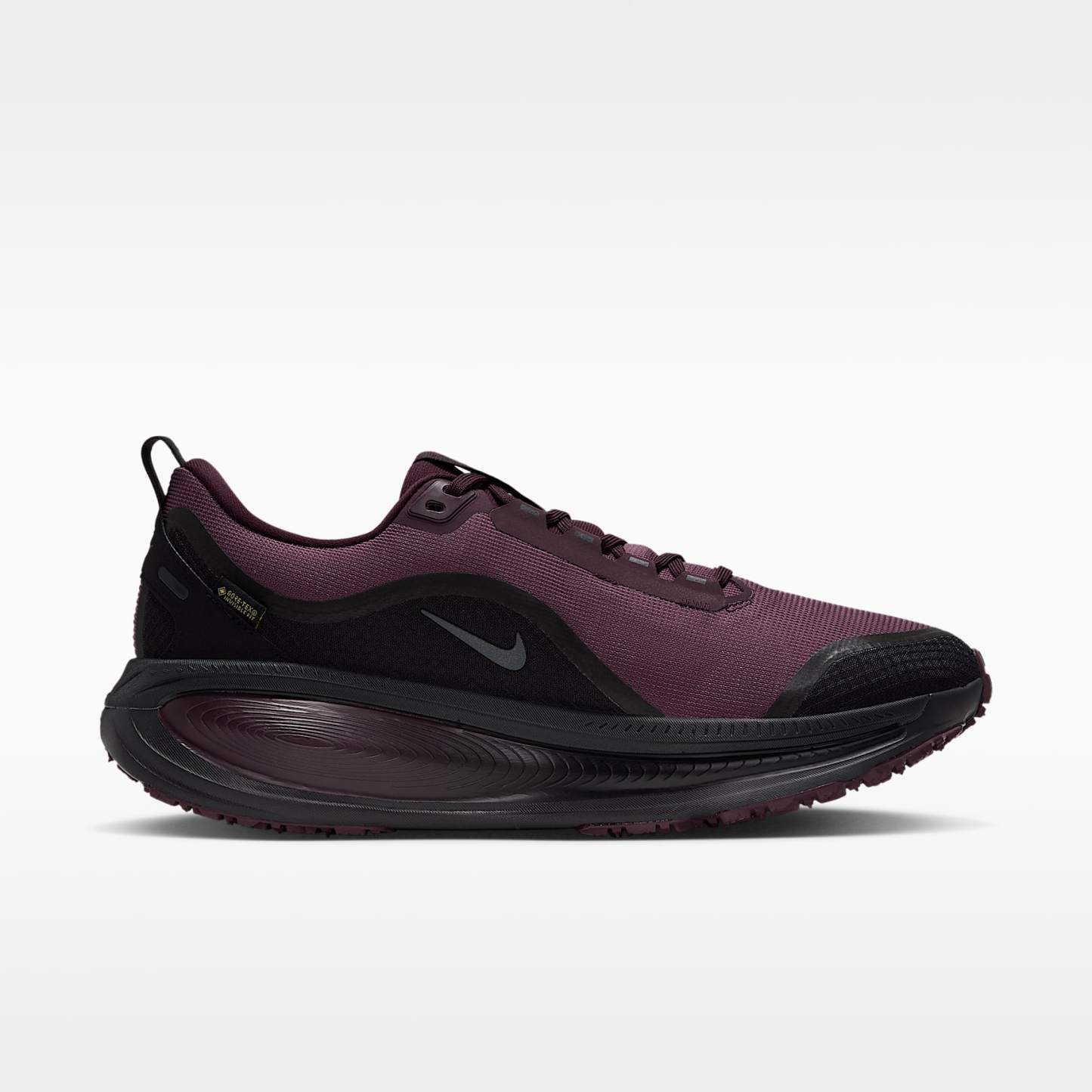 Nike Vomero 18 GORE-TEX wasserdichter Straßenlaufschuh mit reflektierenden Akzenten (Herren) – Burgundy Crush/Burgundy Crush/Schwarz