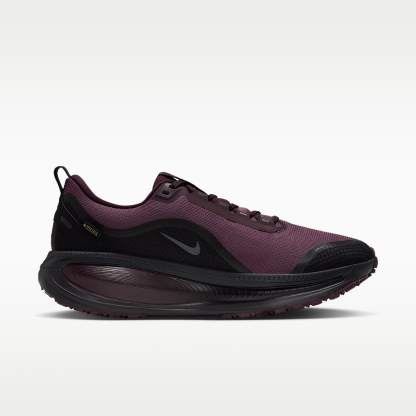 Nike Vomero 18 GORE-TEX wasserdichter Straßenlaufschuh mit reflektierenden Akzenten (Herren) – Burgundy Crush/Burgundy Crush/Schwarz