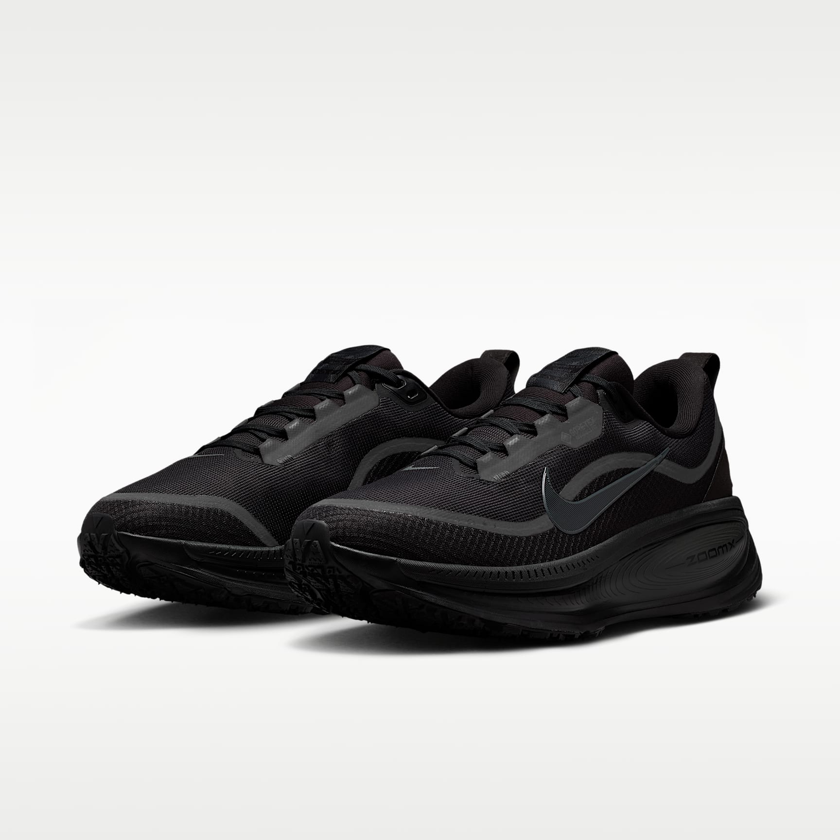 Nike Vomero 18 GORE-TEX wasserdichter Straßenlaufschuh mit reflektierenden Akzenten (Herren) – Schwarz/Anthracite