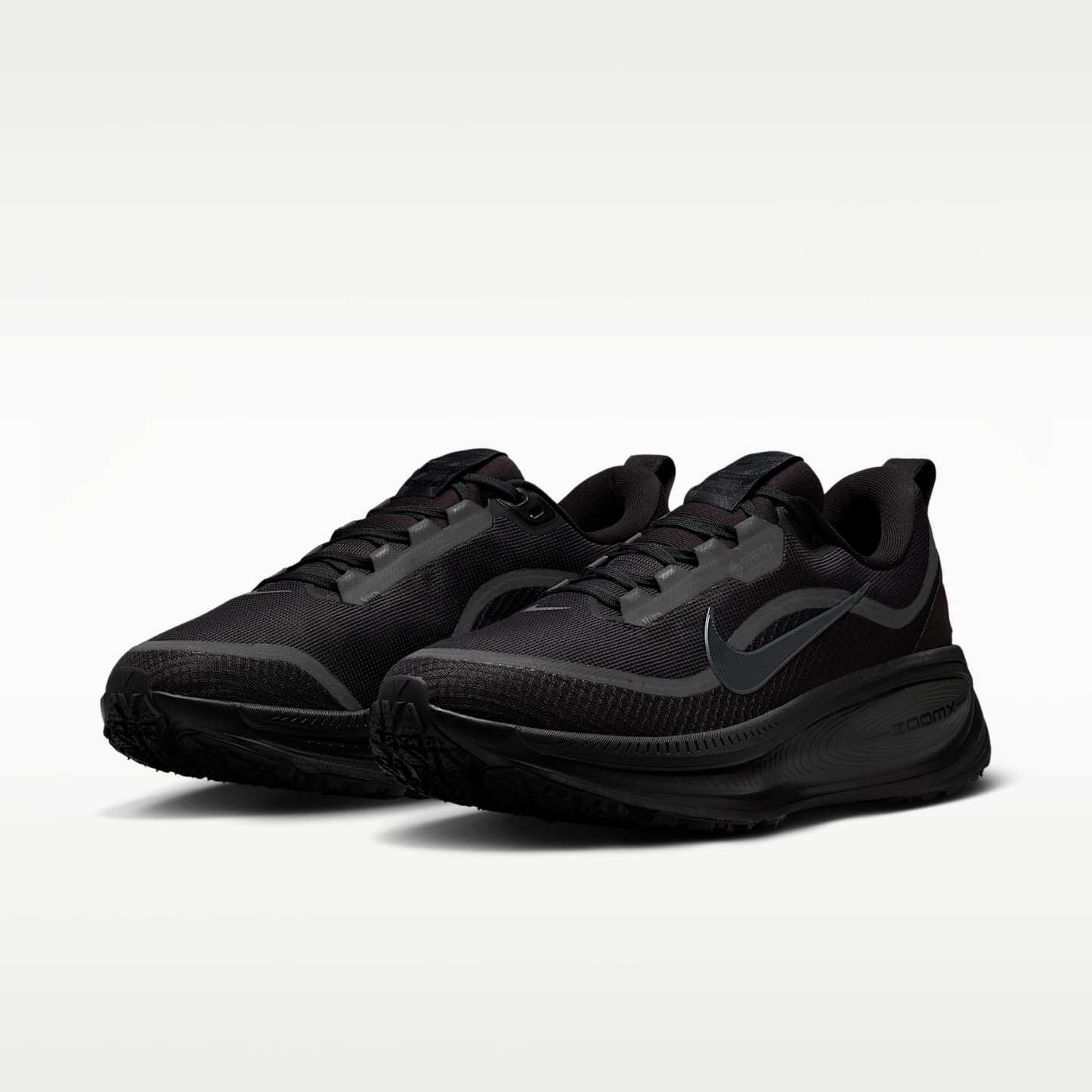 Nike Vomero 18 GORE-TEX wasserdichter Straßenlaufschuh mit reflektierenden Akzenten (Herren) – Schwarz/Anthracite