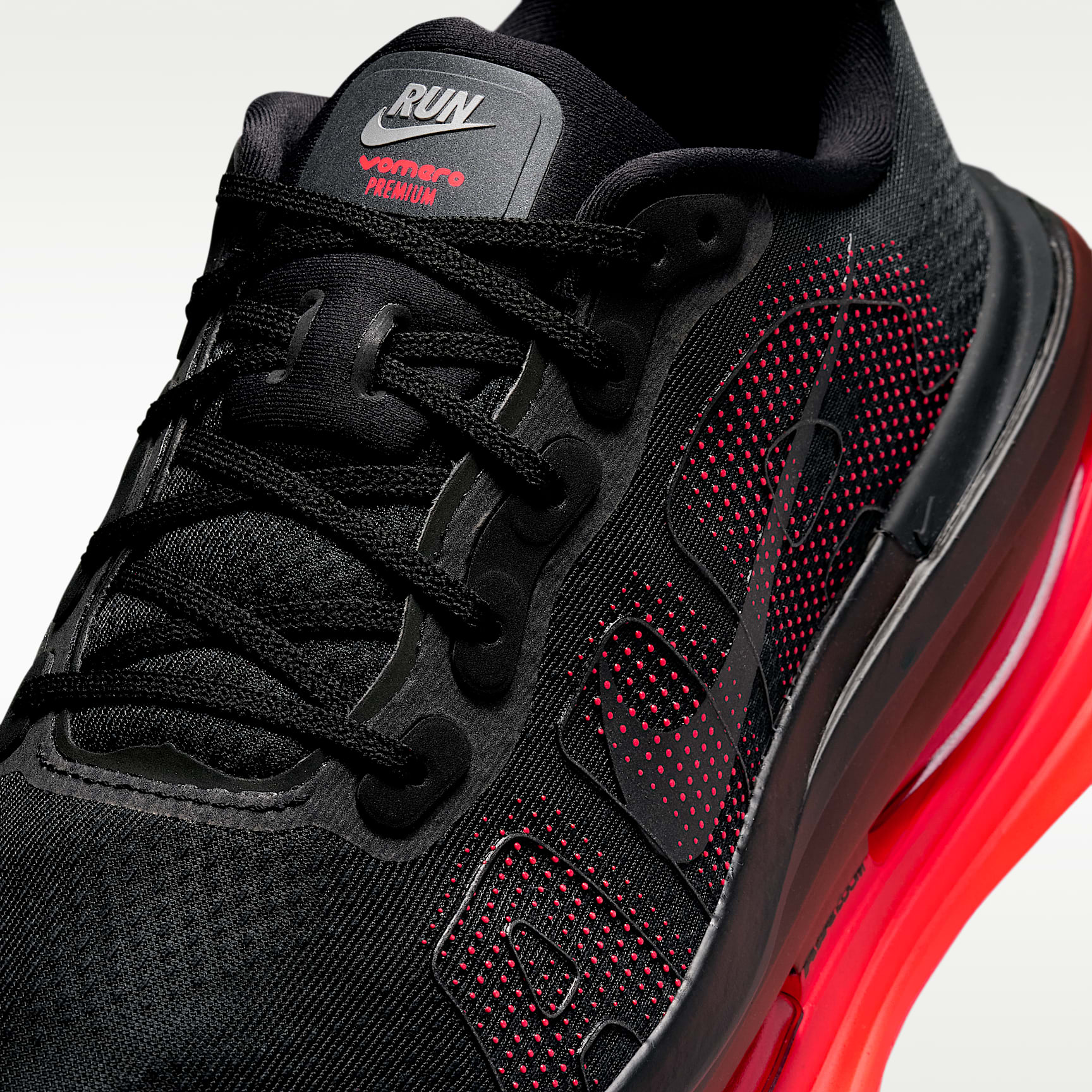 Nike Vomero Premium Straßenlaufschuh (Herren) – Schwarz/Bright Crimson/Schwarz