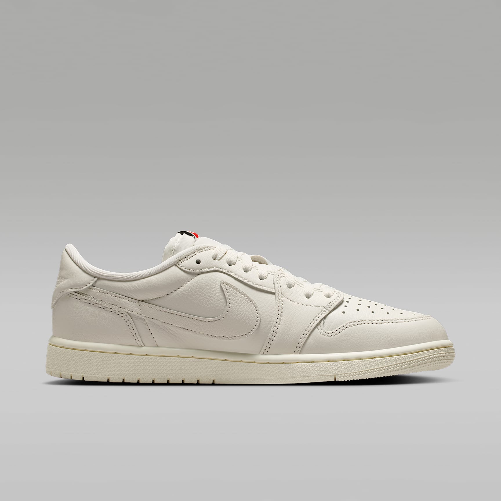 Air Jordan 1 Retro Low Schuh (Herren) – Sail/University Red/Sail