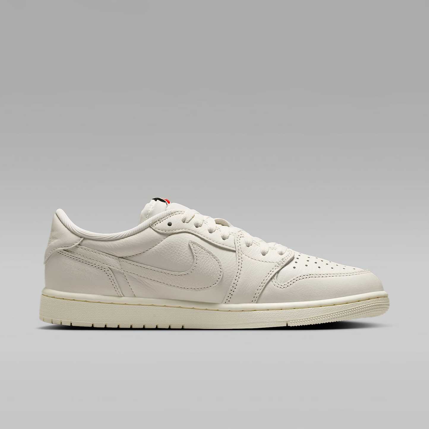 Air Jordan 1 Retro Low Schuh (Herren) – Sail/University Red/Sail