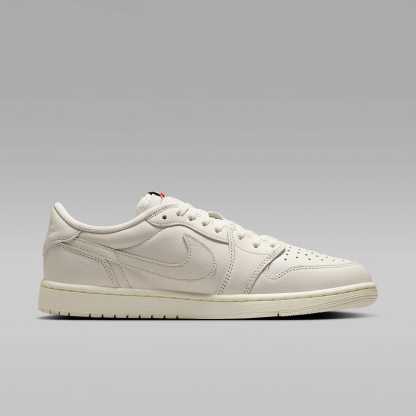 Air Jordan 1 Retro Low Schuh (Herren) – Sail/University Red/Sail